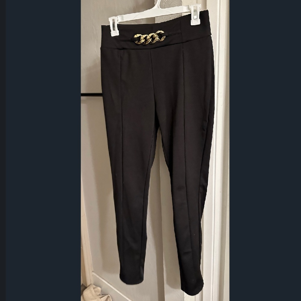 🖤 Black High-waisted Pants with Hold Chain Belt Accent!